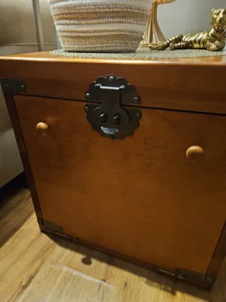 Baúl de mesa de madera y metal