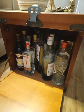 Baúl de mesa de madera y metal