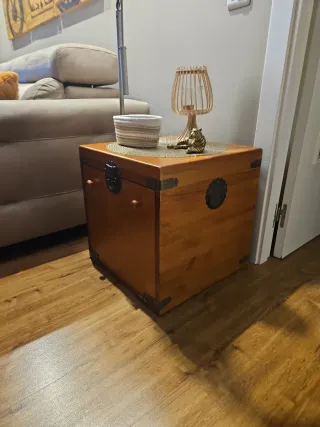 Baúl de mesa de madera y metal