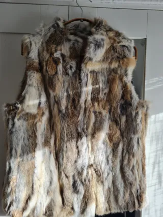 Chaleco piel conejo beige, marrón  y gris.