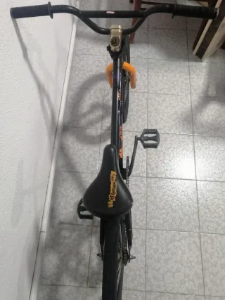 Bicicleta BMX negra y naranja