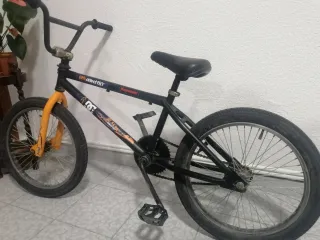 Bicicleta BMX negra y naranja