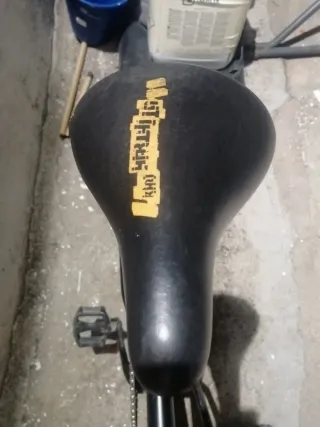 Bicicleta BMX negra y naranja