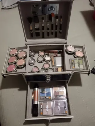 Neceser de maquillaje plateado y rosa