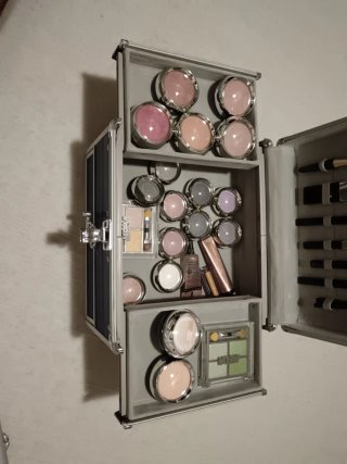 Neceser de maquillaje plateado y rosa
