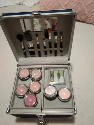 Neceser de maquillaje plateado y rosa