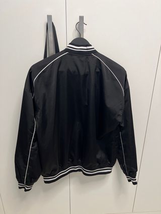 Chaqueta bomber negra con estampado