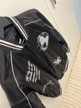 Chaqueta bomber negra con estampado