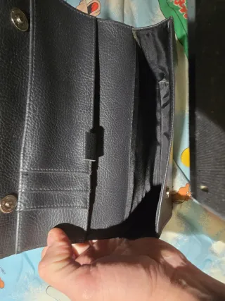 Cartera negra con libro de mantenimiento y demas.