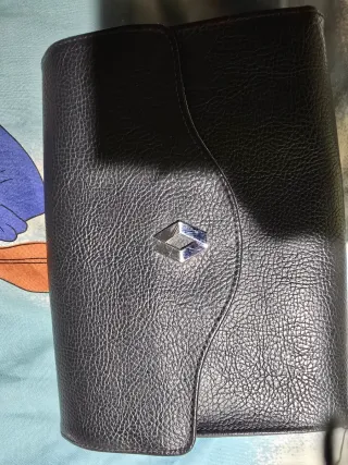 Cartera negra con libro de mantenimiento y demas.