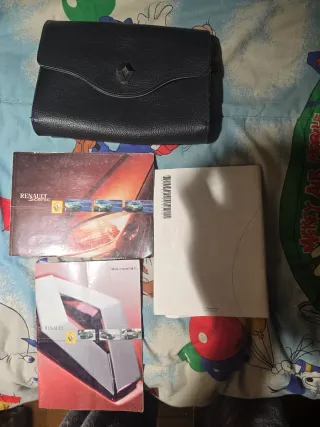 Cartera negra con libro de mantenimiento y demas.