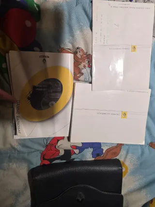 Cartera negra con libro de mantenimiento y demas.