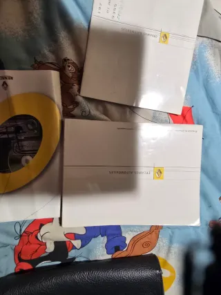 Cartera negra con libro de mantenimiento y demas.