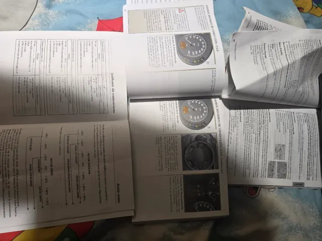 Cartera negra con libro de mantenimiento y demas.