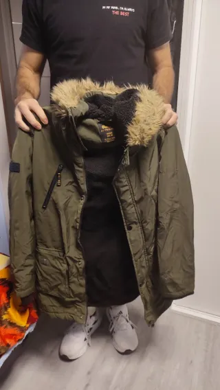 Abrigo verde con capucha y forro. Talla niño 13-14