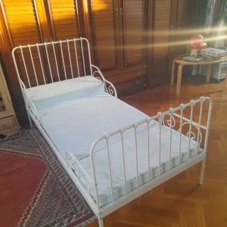 Cama infantil blanca con colchón