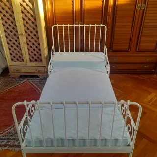 Cama infantil blanca con colchón