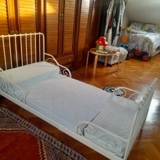Cama infantil blanca con colchón
