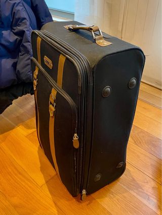 Regalo una maleta grande Revelation negra y beige