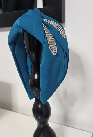 Tocado azul con adornos plateados