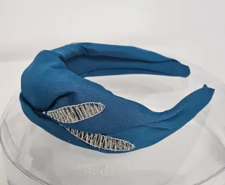 Tocado azul con adornos plateados