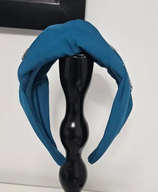 Tocado azul con adornos plateados