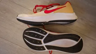 Zapatillas Nike Blancas y Rojas