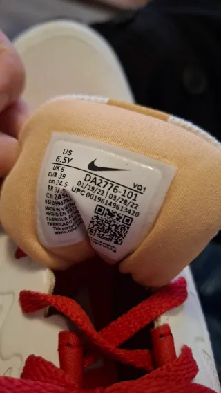 Zapatillas Nike Blancas y Rojas