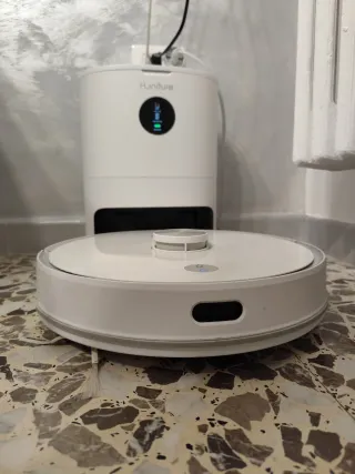 Robot aspirapolvere e lavapavimenti autopulente