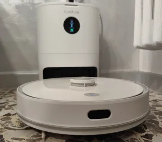 Robot aspirapolvere e lavapavimenti autopulente