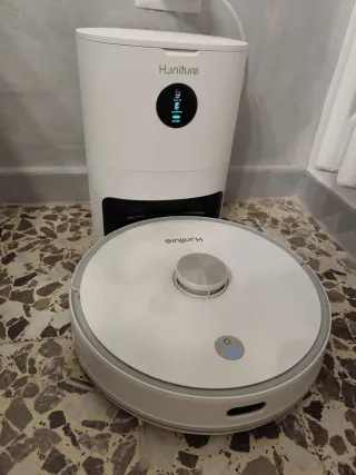 Robot aspirapolvere e lavapavimenti autopulente