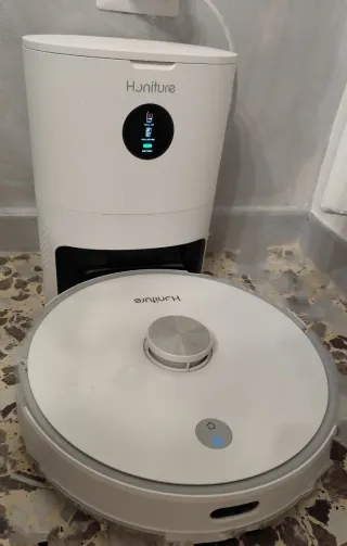 Robot aspirapolvere e lavapavimenti autopulente