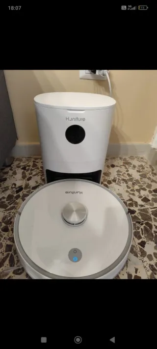 Robot aspirapolvere e lavapavimenti autopulente