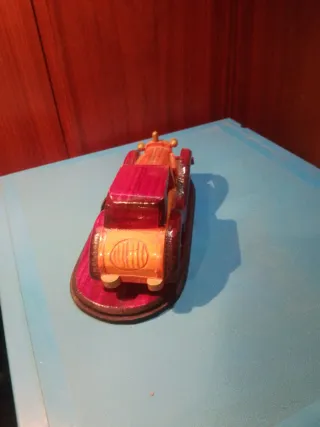 Coche de madera antiguo decorativo