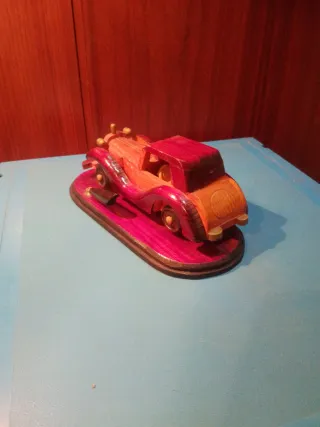Coche de madera antiguo decorativo