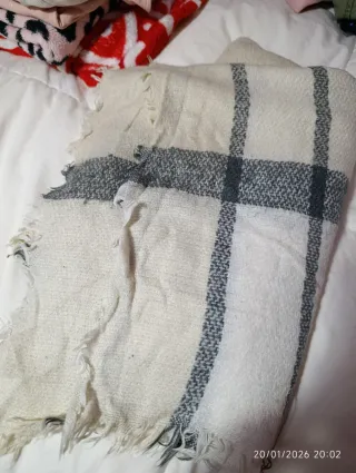 Bufanda a cuadros gris, blanco y crema