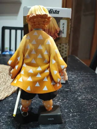 Figura Zenitsu Grandista Kimetsu no Yaiba