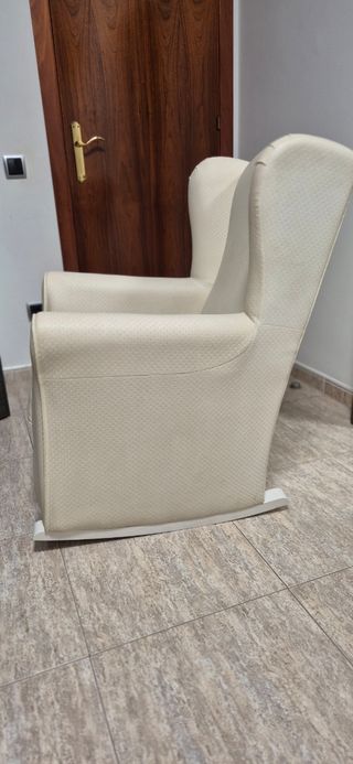 Sillón de lactancia balancín cómodo, color blanco.