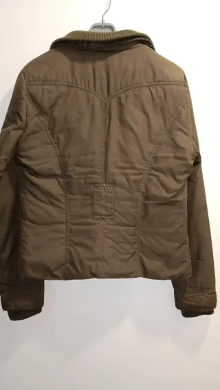 Chaqueta Stradivarius verde oliva