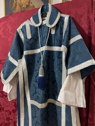Dalmatica azul con bordados plateados