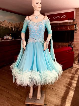 Abito da ballo turchese con piume e strass
