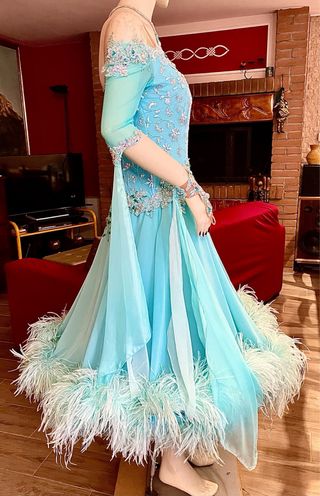 Abito da ballo turchese con piume e strass