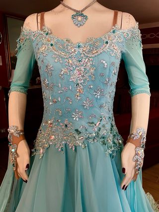 Abito da ballo turchese con piume e strass