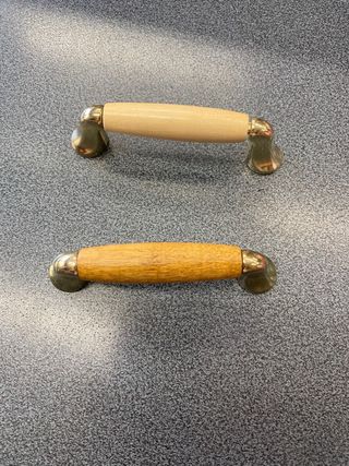 Maniglie e pomelli in legno nuovi