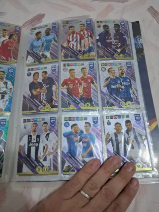Álbum Panini Adrenalyn XL FIFA 365 2019, casi com