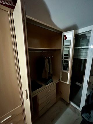 Armario de madera y cristal