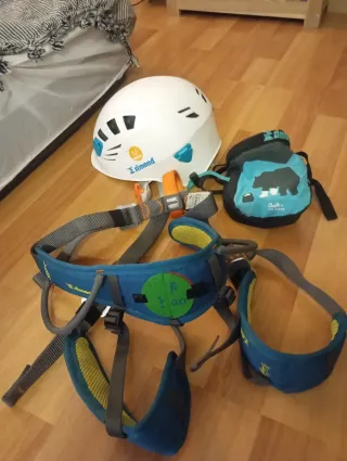 Casco, arnés y magnesera escalada infantil