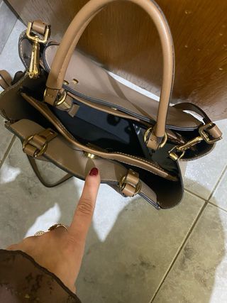 Bolso de mano beige y marrón