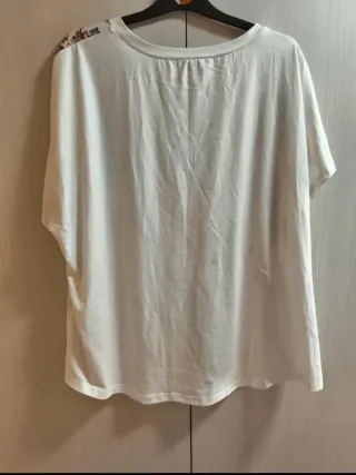 Camiseta blanca con estampado floral