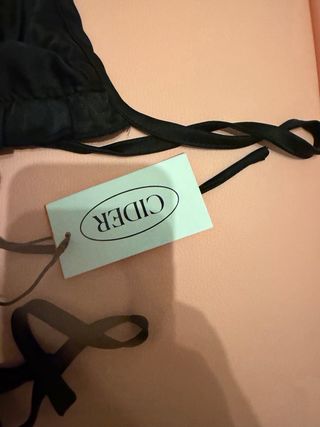 Top negro con cordones